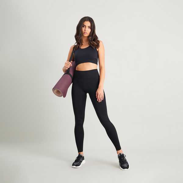 Active black seam-free leggings with stretch.
